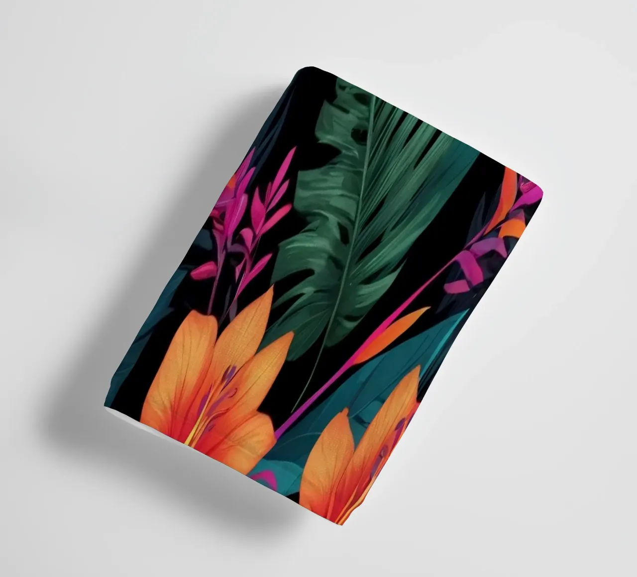 Buntes abstraktes Blumendesign mit lebhaften tropischen Motiven Handtuch von DesignDoodle