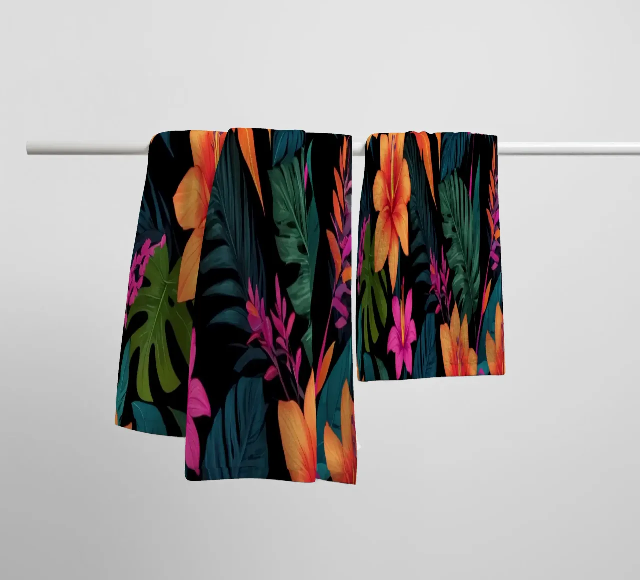 Buntes abstraktes Blumendesign mit lebhaften tropischen Motiven Handtuch von DesignDoodle