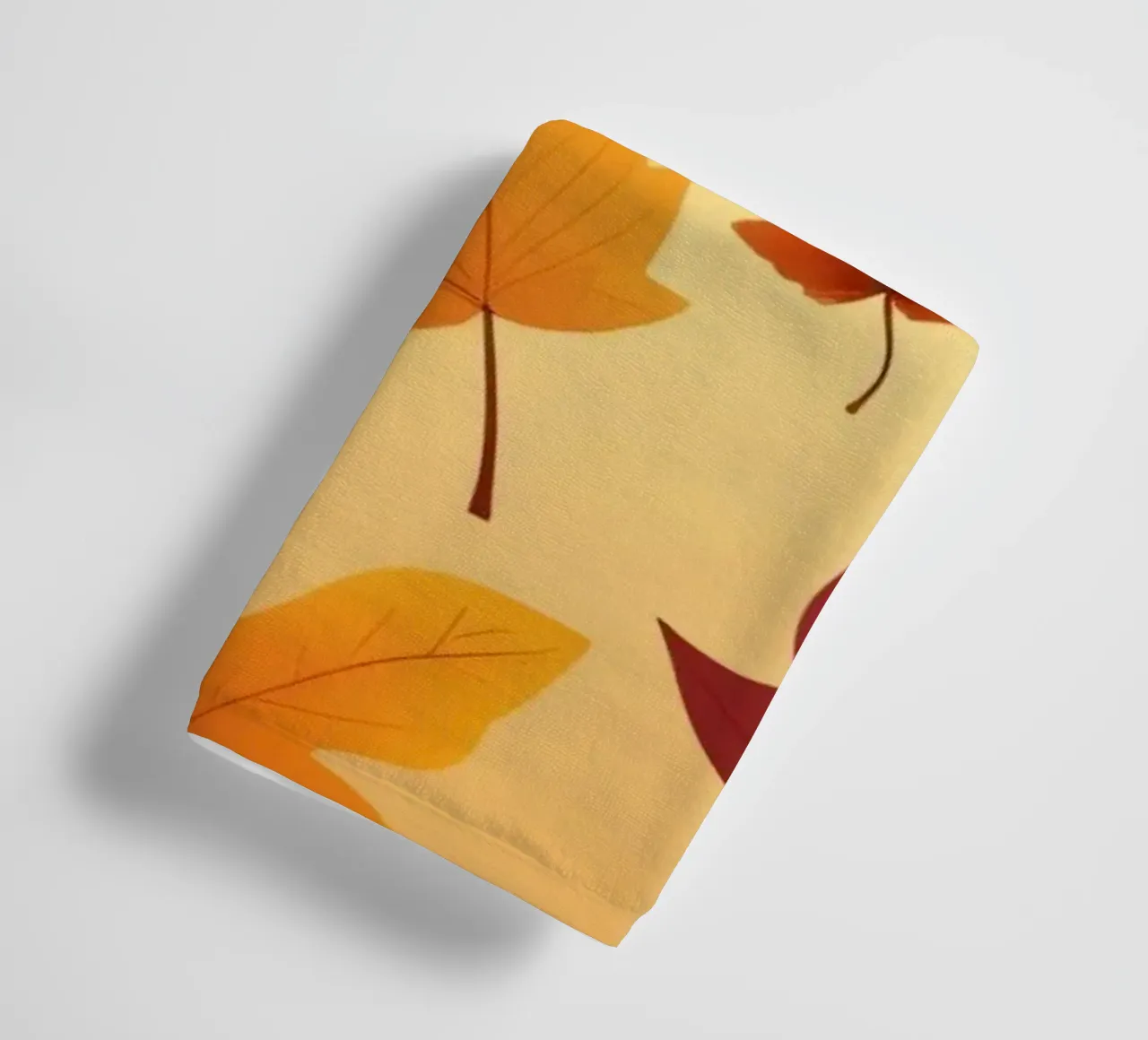 Feuilles d'automne dans des tons chauds créant un arrière-plan abstrait serviette de bain de DesignDoodle
