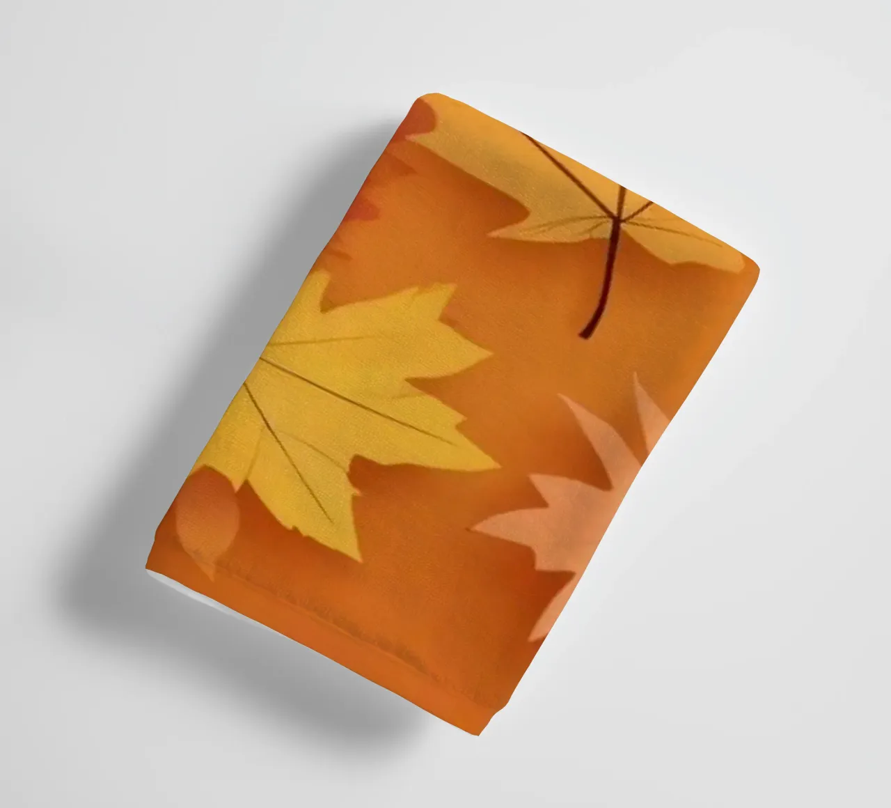 feuilles d'automne formant un motif abstrait sur un orange chaud serviette de bain de DesignDoodle