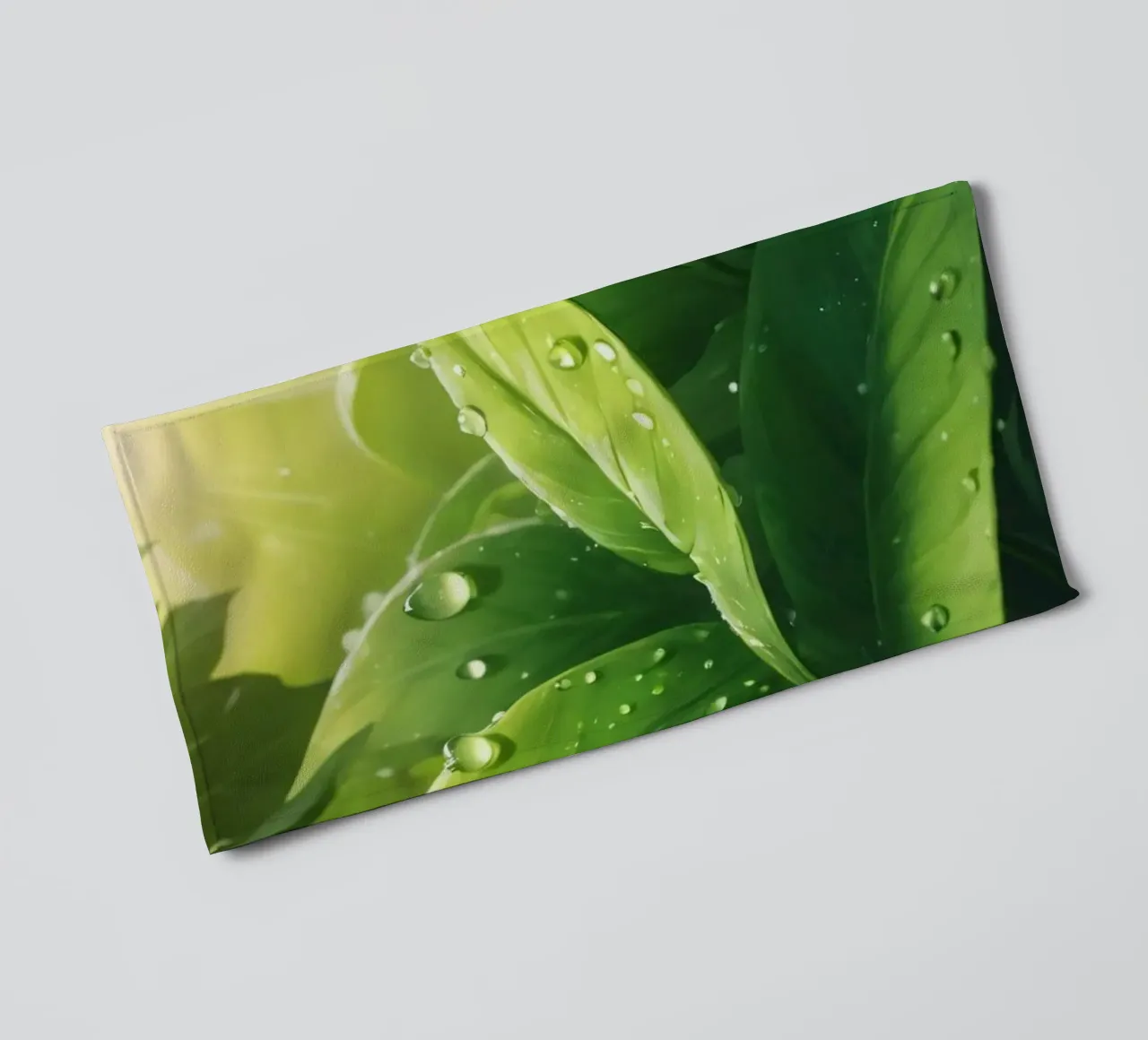Foglie verdi e rigogliose che scintillano alla luce del sole con gocce d'acqua asciugamano da bagno da DesignDoodle