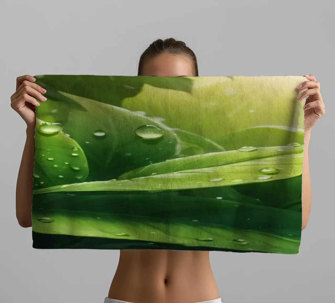 Foglie verdi e rigogliose che scintillano alla luce del sole con gocce d'acqua asciugamano da bagno da DesignDoodle