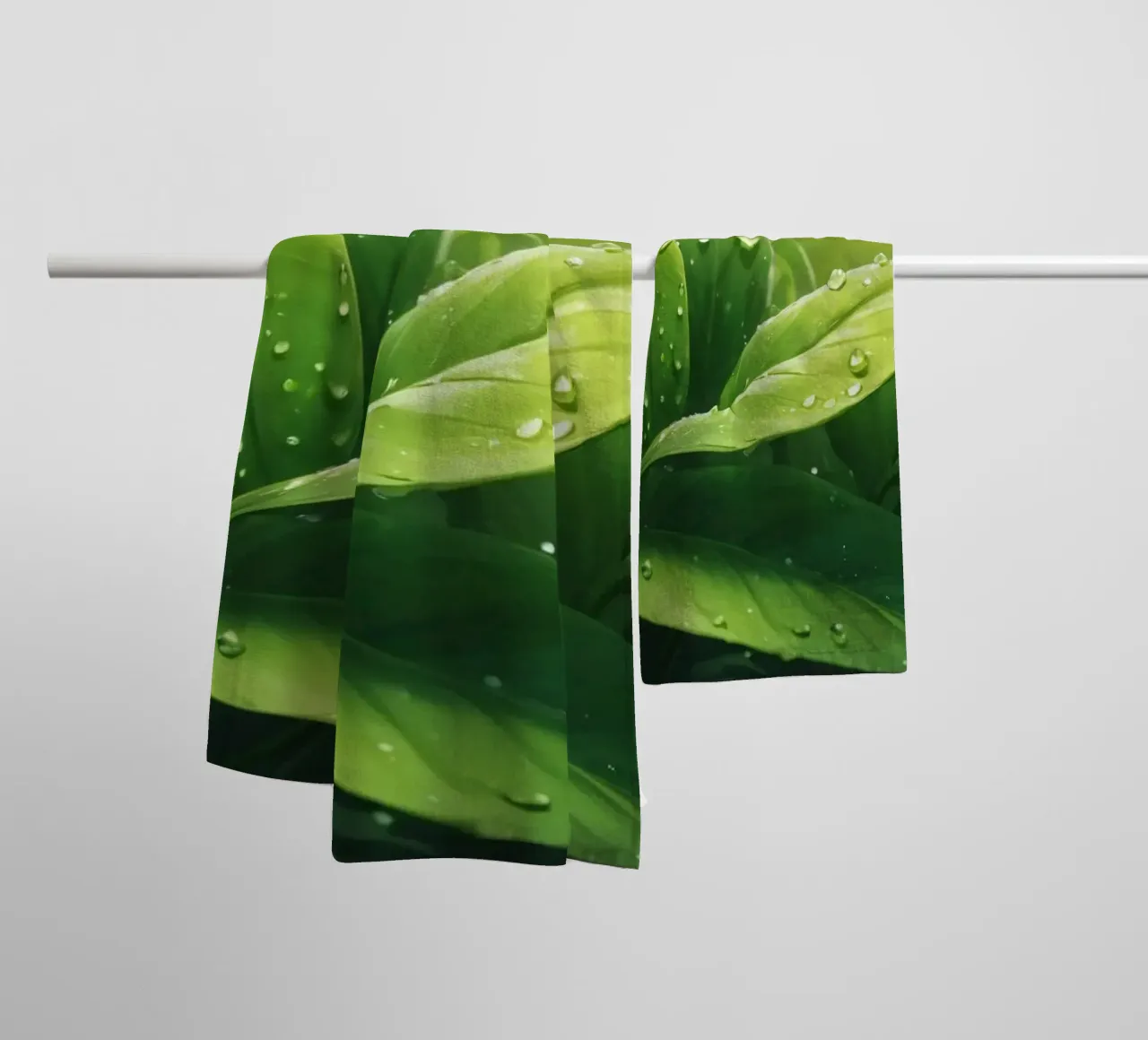 Foglie verdi e rigogliose che scintillano alla luce del sole con gocce d'acqua asciugamano da bagno da DesignDoodle
