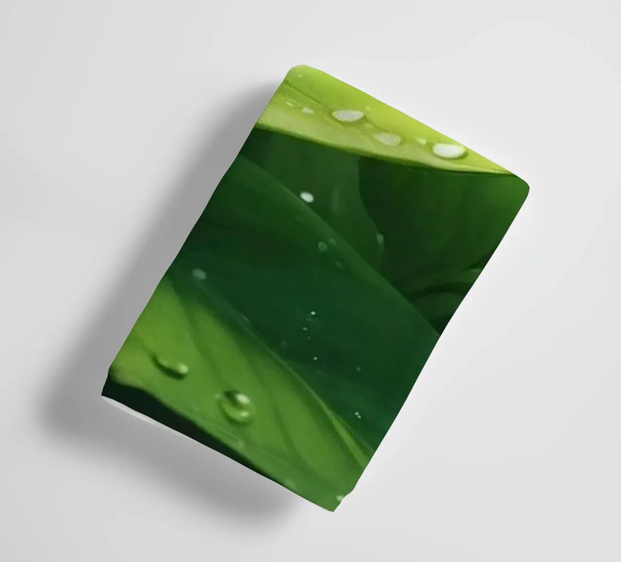 Foglie verdi e rigogliose che scintillano alla luce del sole con gocce d'acqua asciugamano da bagno da DesignDoodle
