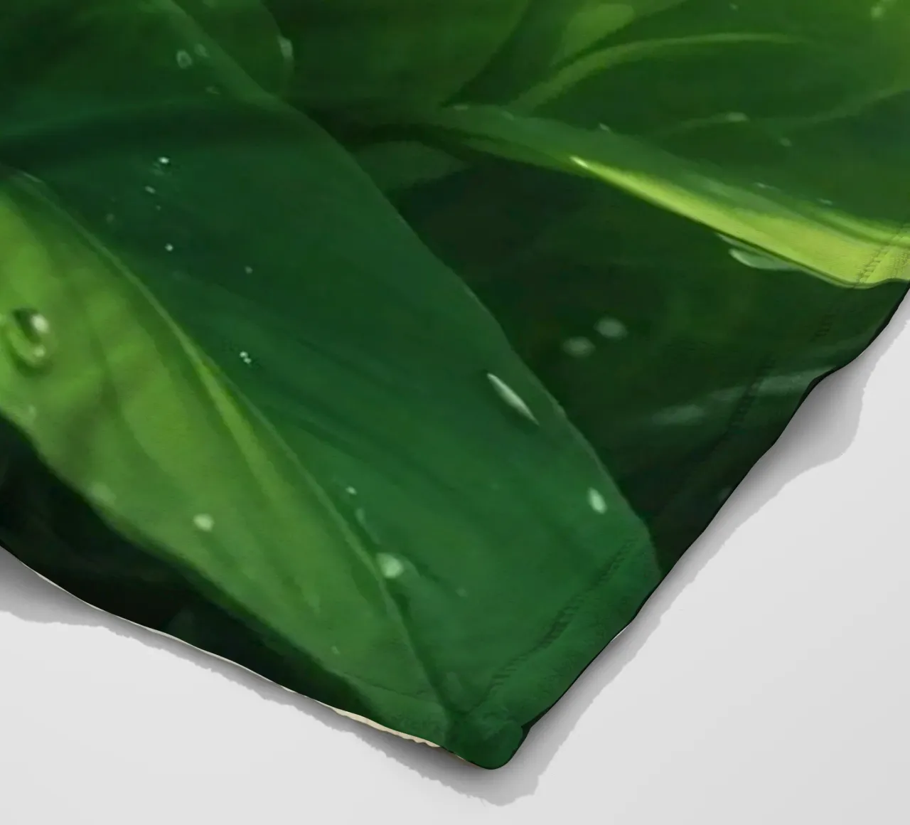 Üppig grüne Blätter, die im Sonnenlicht mit Wassertropfen glitzern Fleecedecke von DesignDoodle