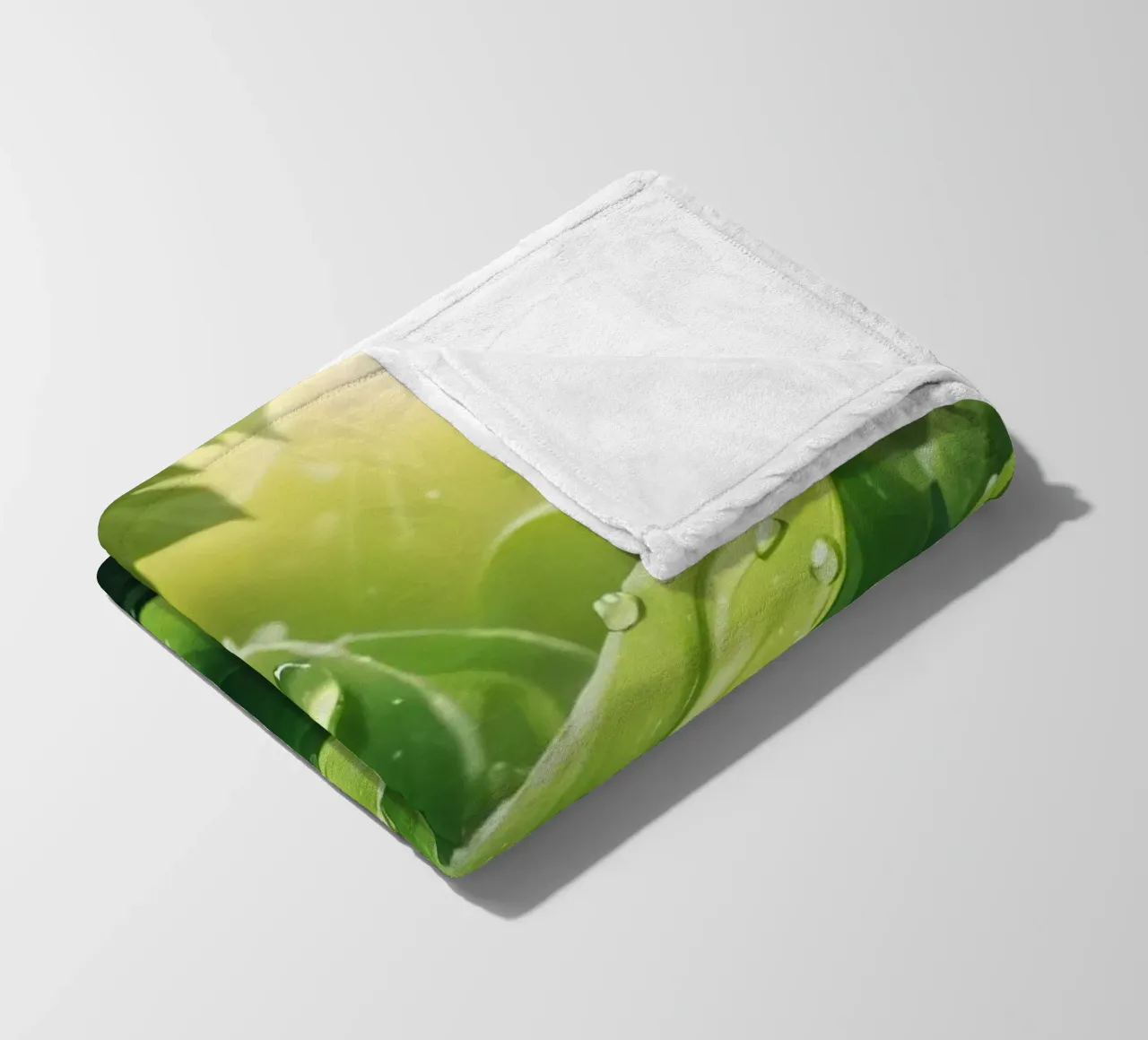 Üppig grüne Blätter, die im Sonnenlicht mit Wassertropfen glitzern Fleecedecke von DesignDoodle