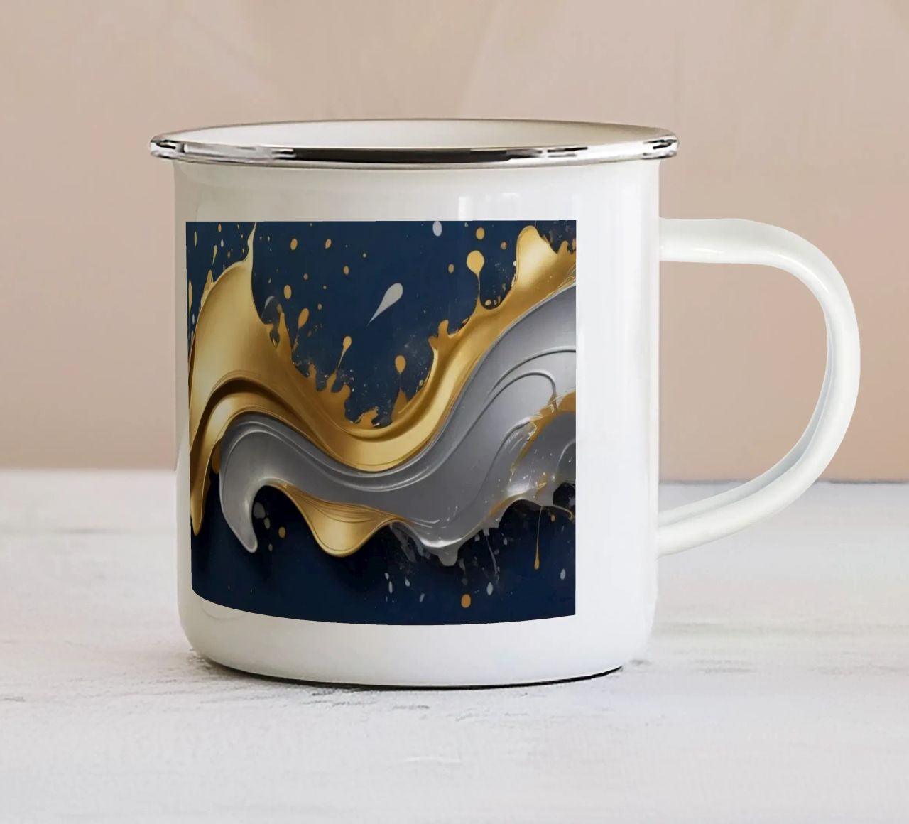 design astratto con onde fluide in oro e argento tazza in smalto da DesignDoodle