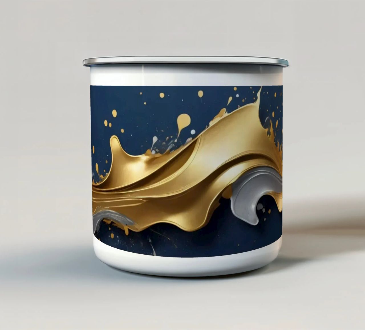 design astratto con onde fluide in oro e argento tazza in smalto da DesignDoodle