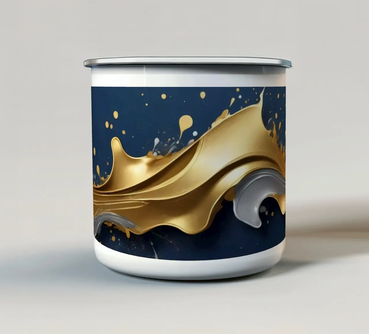 abstract ontwerp met vloeiende gouden en zilveren golven emaille mok van DesignDoodle