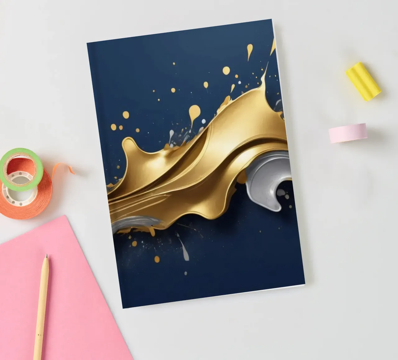 design astratto con onde fluide in oro e argento diario da DesignDoodle