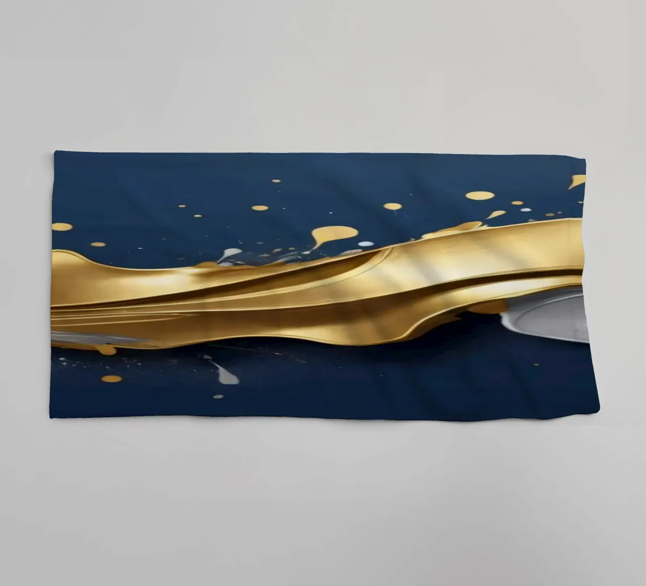 design astratto con onde fluide in oro e argento asciugamano da bagno da DesignDoodle