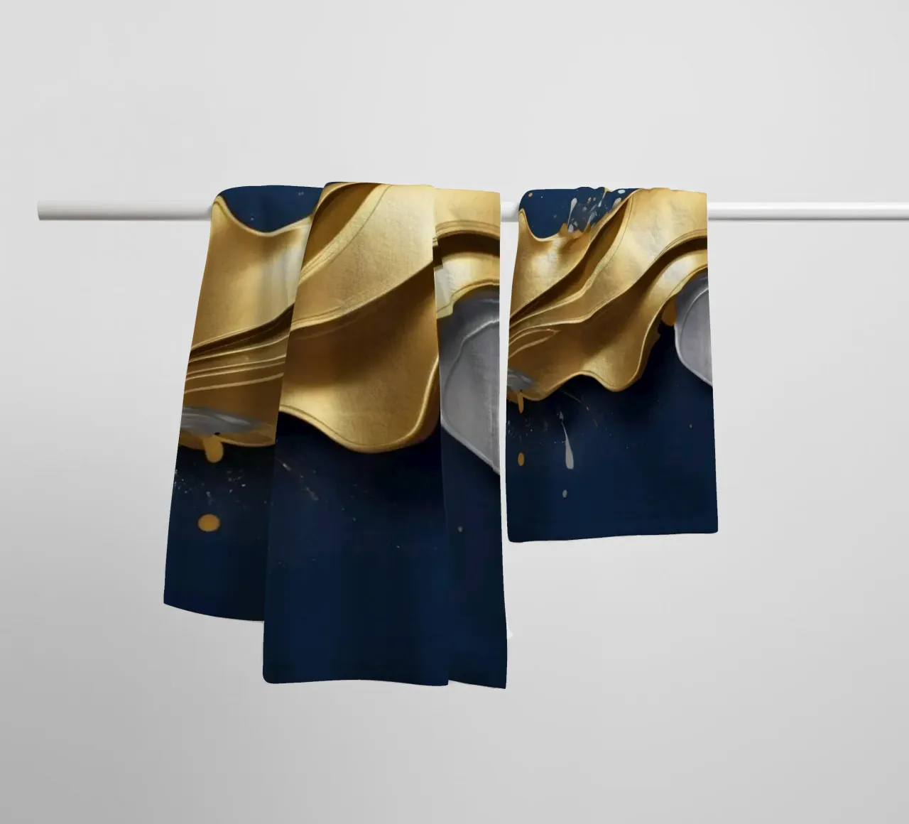 abstraktes Design mit fließenden goldenen und silbernen Wellen Handtuch von DesignDoodle