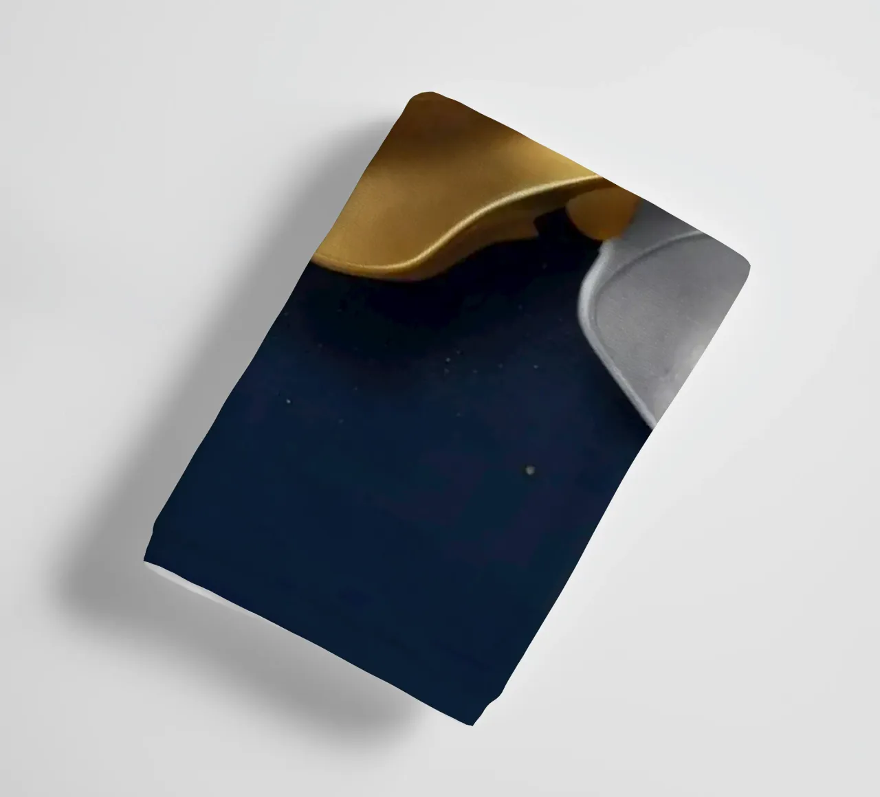 abstraktes Design mit fließenden goldenen und silbernen Wellen Handtuch von DesignDoodle