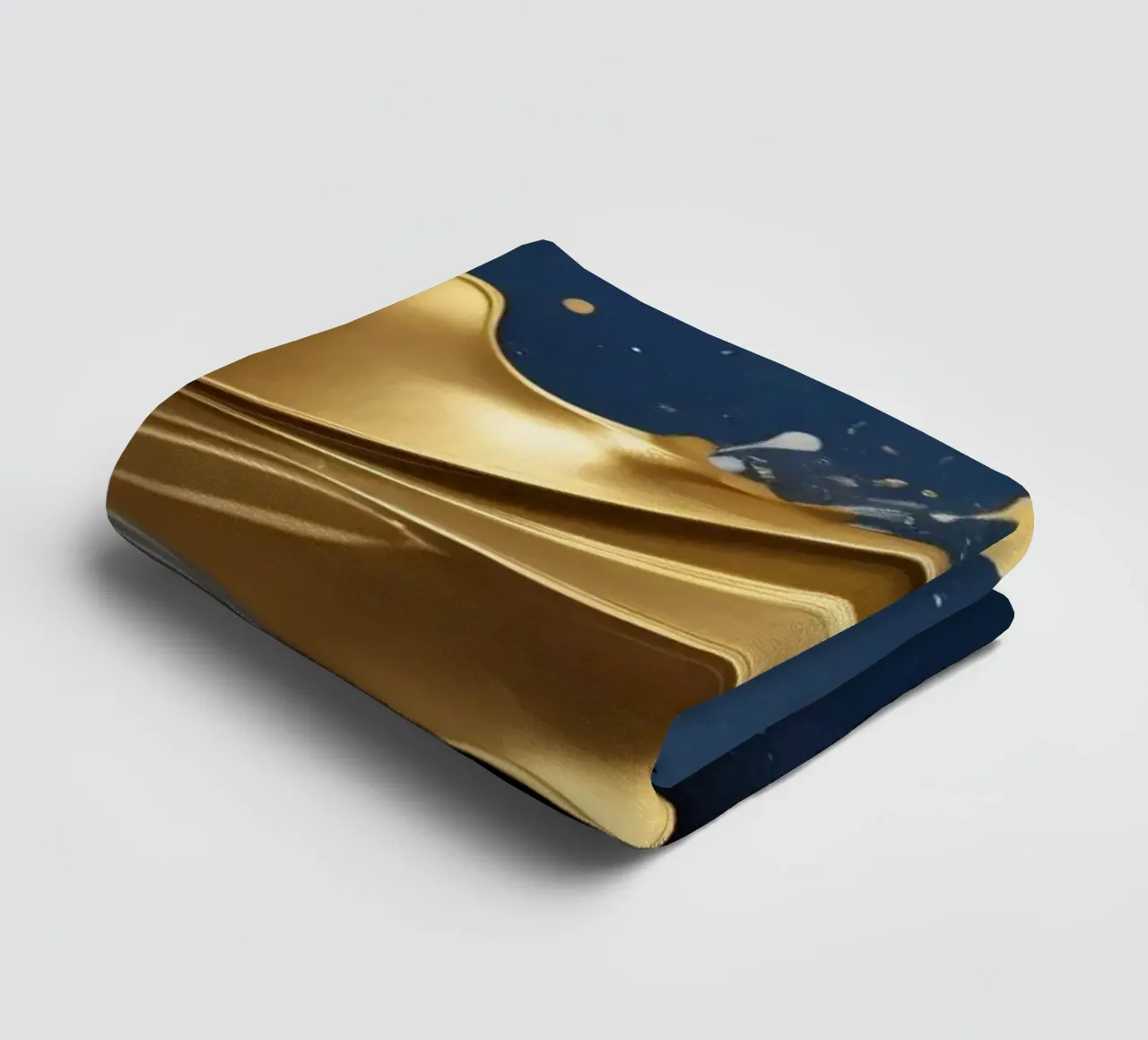 design astratto con onde fluide in oro e argento asciugamano da bagno da DesignDoodle