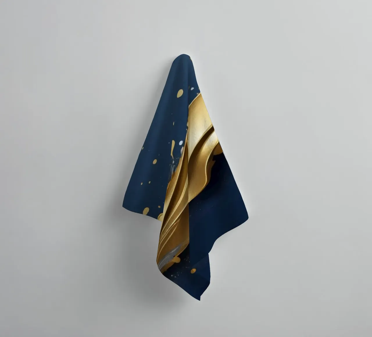 abstraktes Design mit fließenden goldenen und silbernen Wellen Handtuch von DesignDoodle