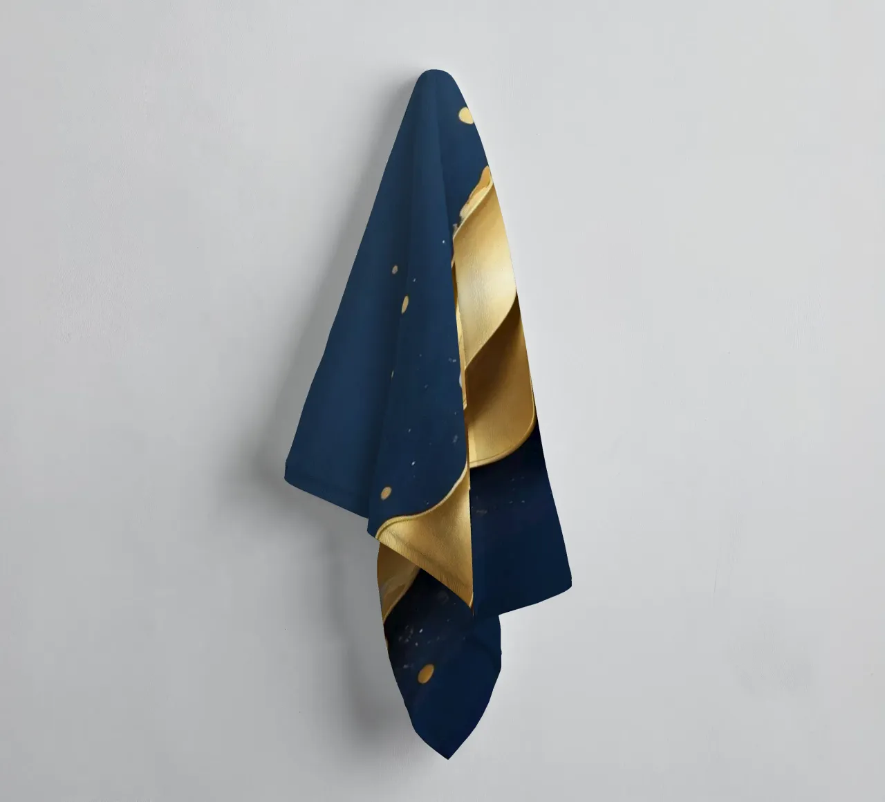 design astratto con onde fluide in oro e argento asciugamano da bagno da DesignDoodle