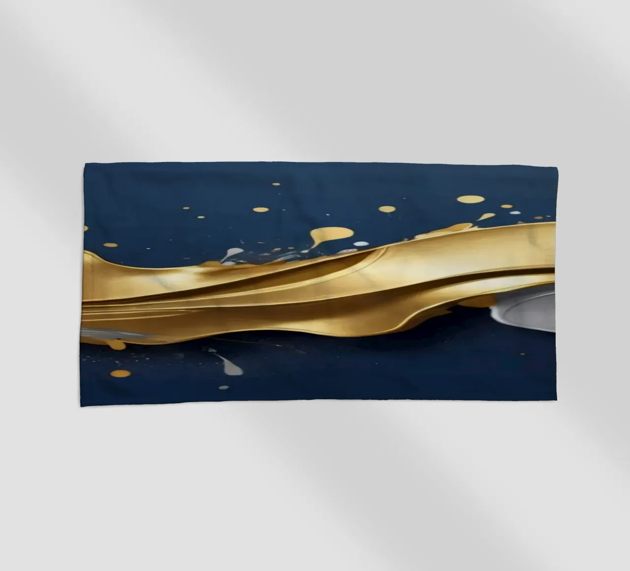 design astratto con onde fluide in oro e argento telo mare da DesignDoodle