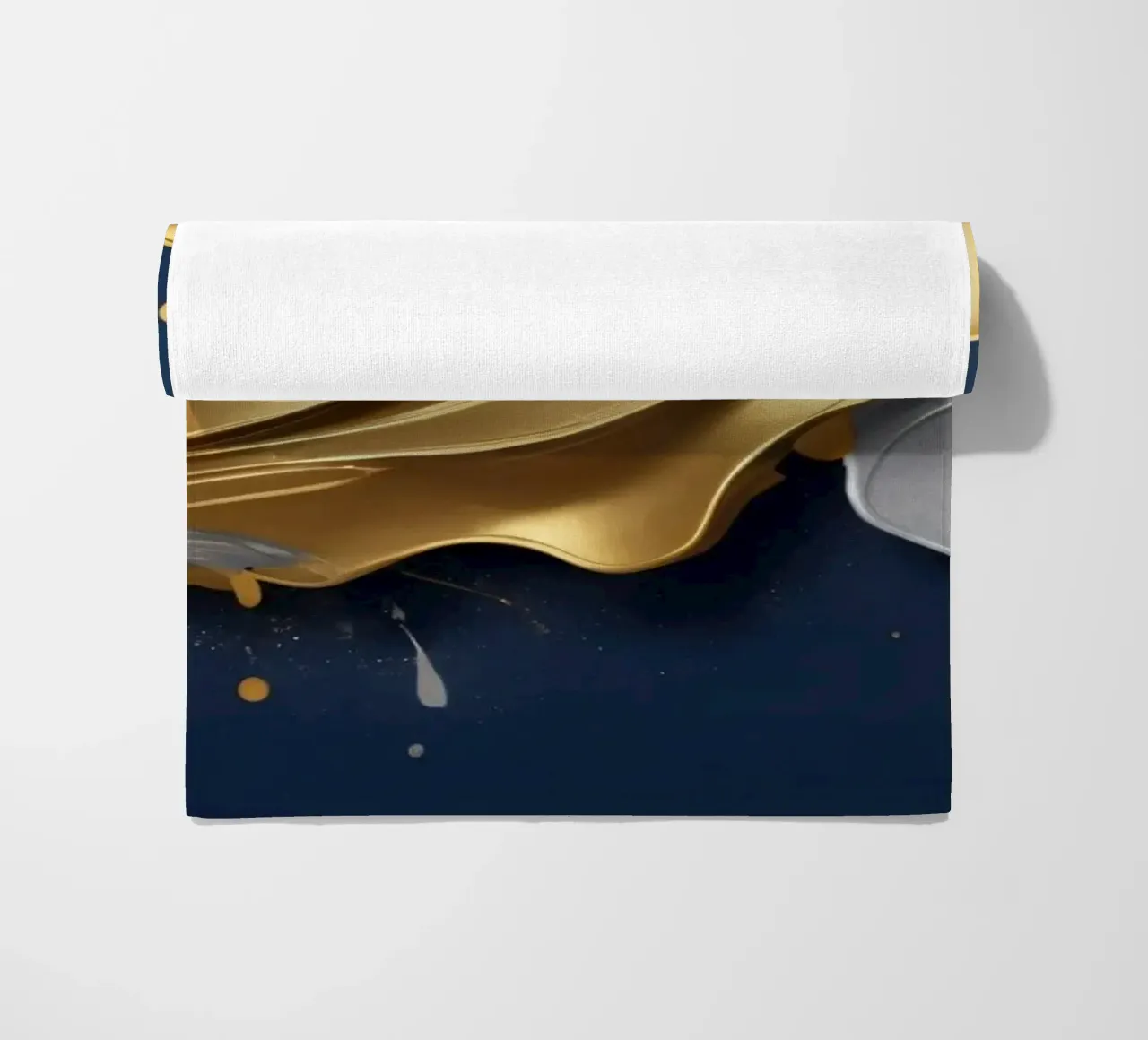 abstraktes Design mit fließenden goldenen und silbernen Wellen Strandtuch von DesignDoodle