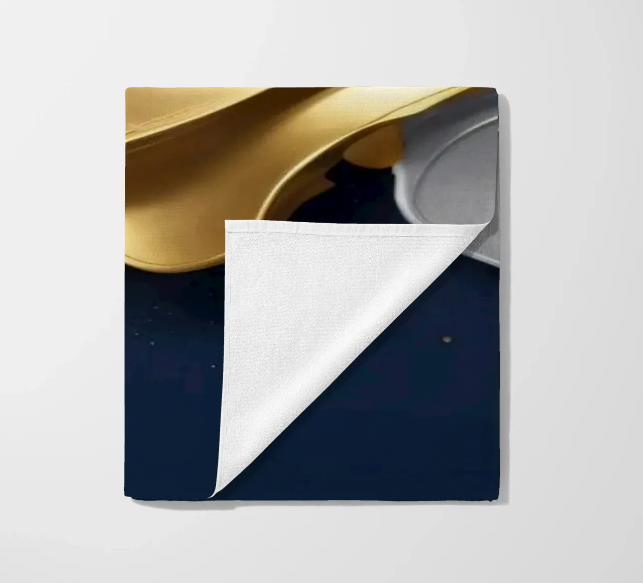 design astratto con onde fluide in oro e argento telo mare da DesignDoodle