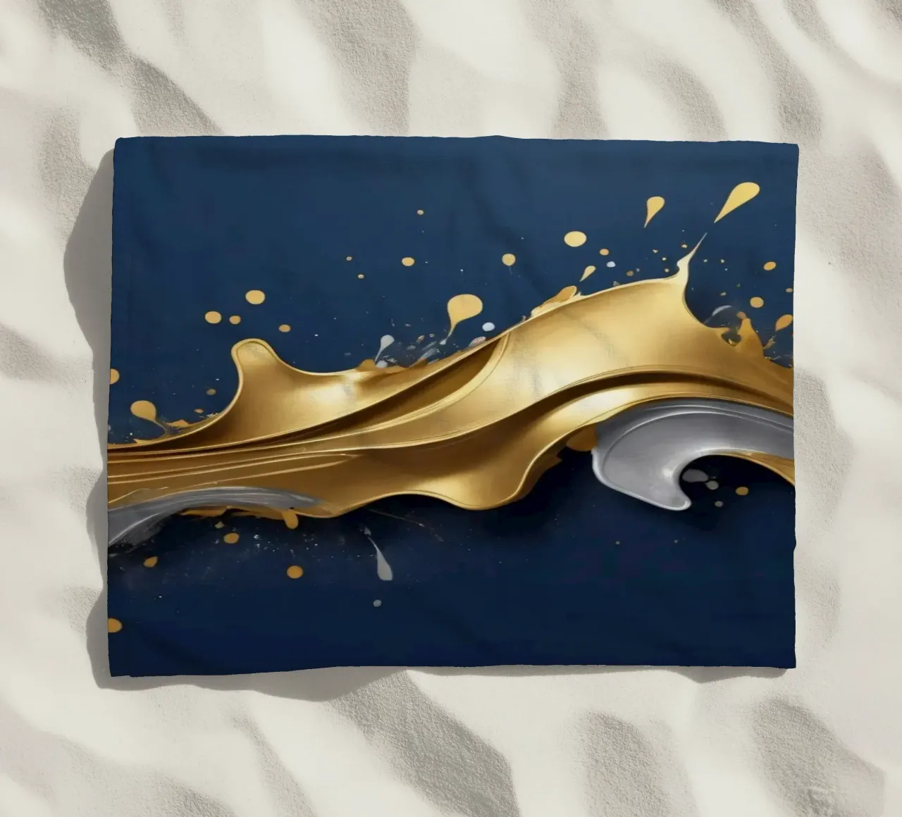 design astratto con onde fluide in oro e argento telo mare da DesignDoodle