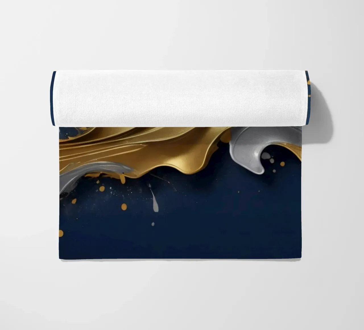 abstraktes Design mit fließenden goldenen und silbernen Wellen Strandtuch von DesignDoodle