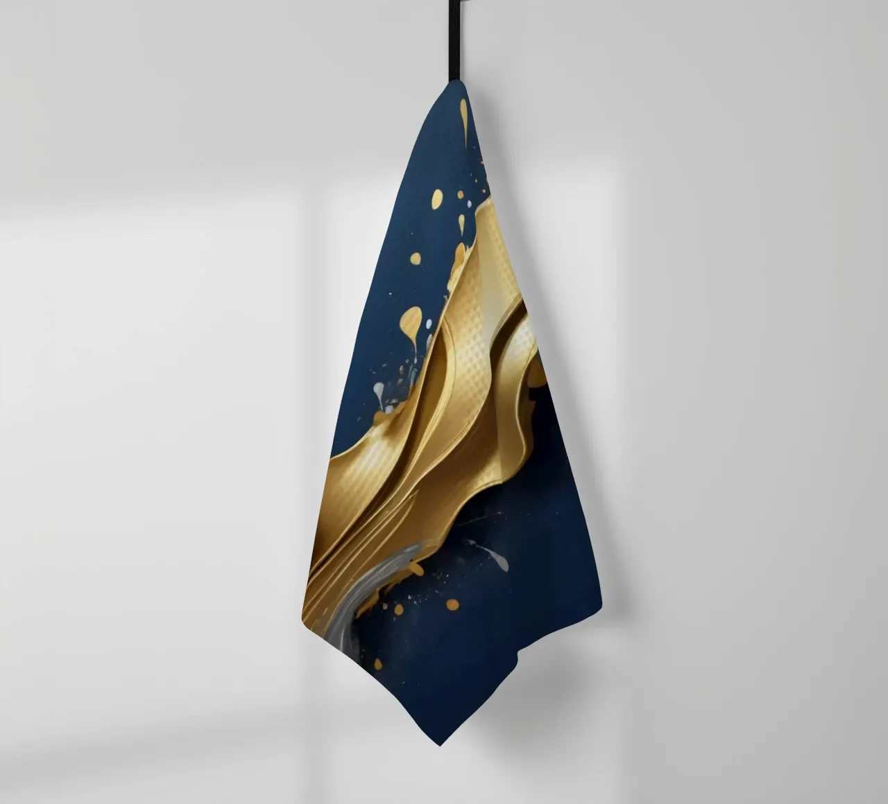 abstraktes Design mit fließenden goldenen und silbernen Wellen Geschirrtuch von DesignDoodle