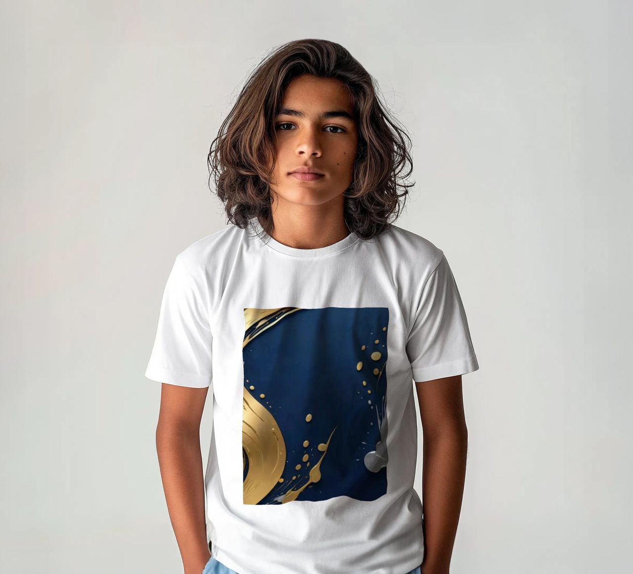 design di sfondo con elementi in oro e argento t-shirt bambini da DesignDoodle