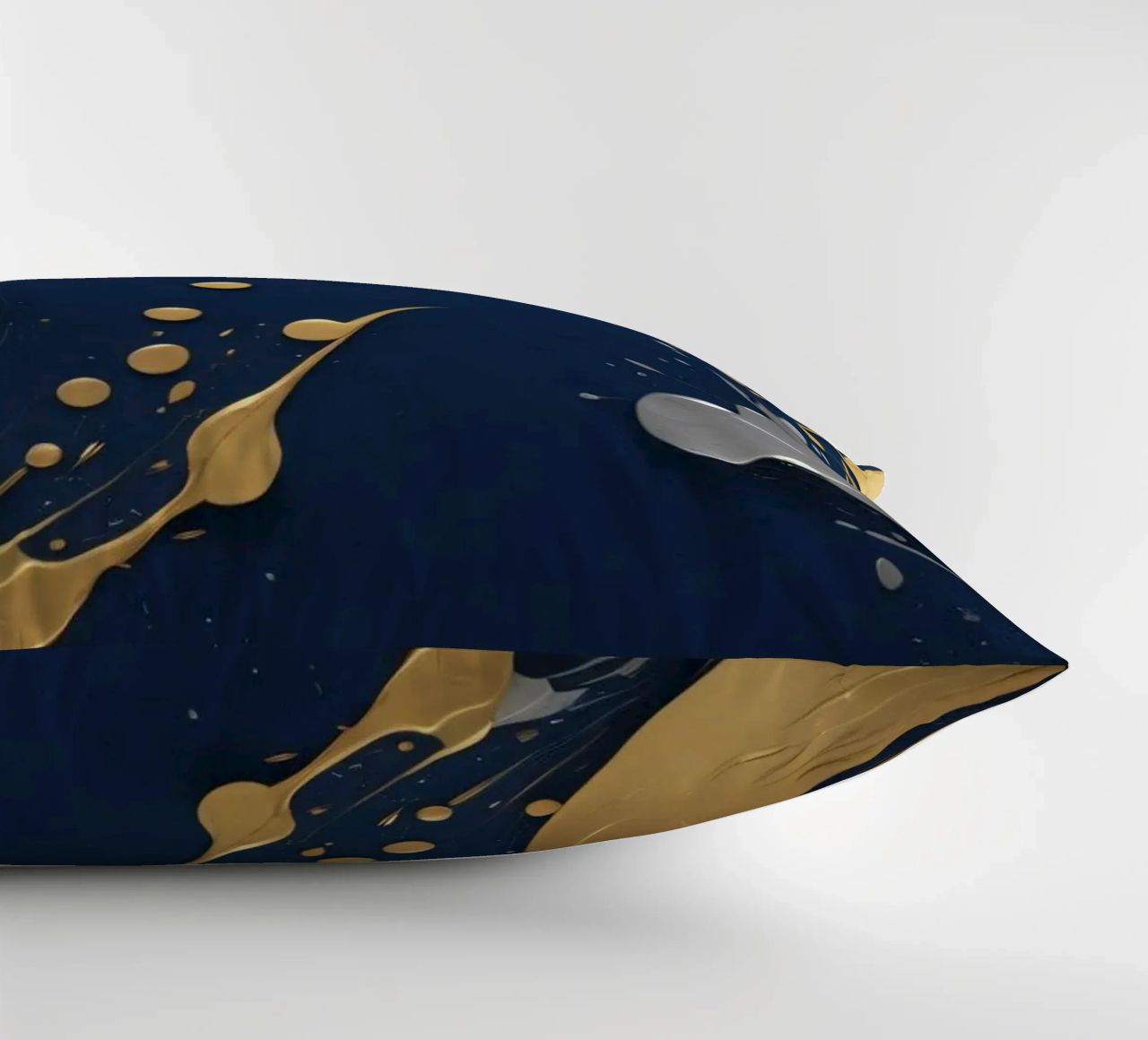 design di sfondo con elementi in oro e argento cuscino da DesignDoodle