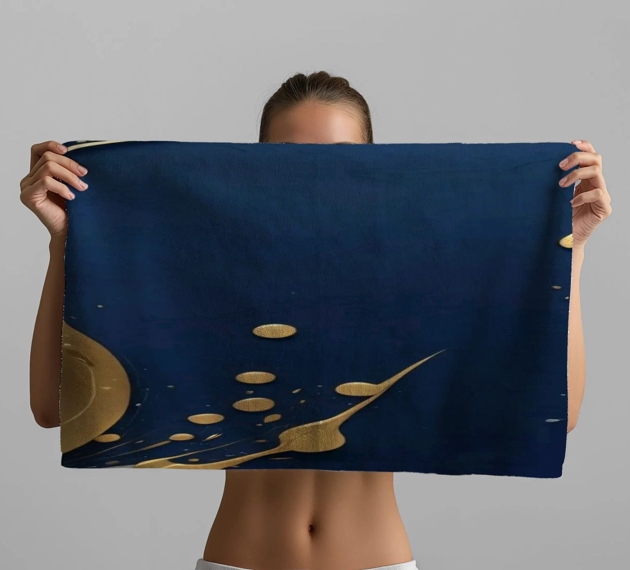 design di sfondo con elementi in oro e argento asciugamano da bagno da DesignDoodle