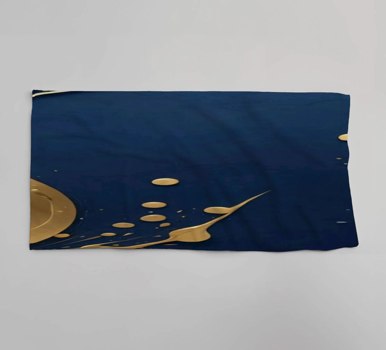 design di sfondo con elementi in oro e argento asciugamano da bagno da DesignDoodle