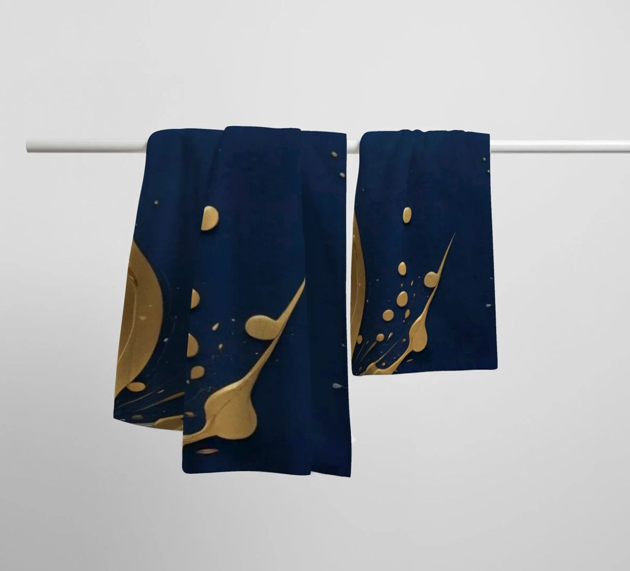 design di sfondo con elementi in oro e argento asciugamano da bagno da DesignDoodle