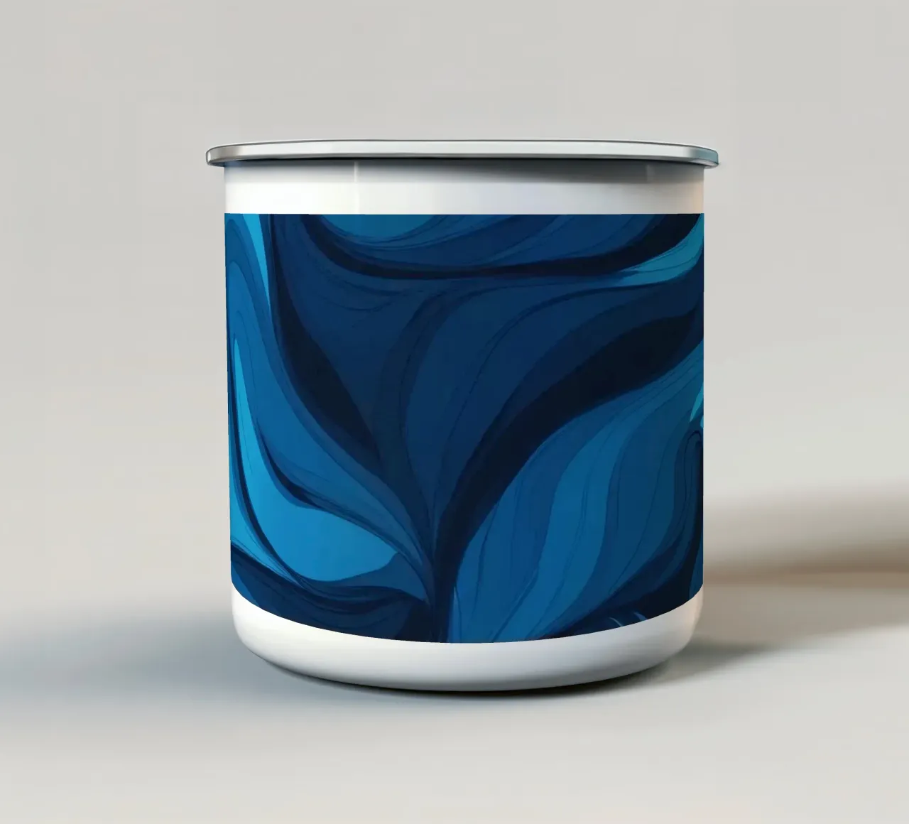 Audace disegno astratto di carta da parati con onde blu fluenti tazza in smalto da DesignDoodle