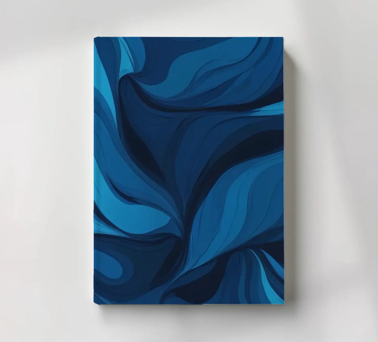 Papier peint abstrait et audacieux représentant des vagues bleues fluides carnet de notes de DesignDoodle