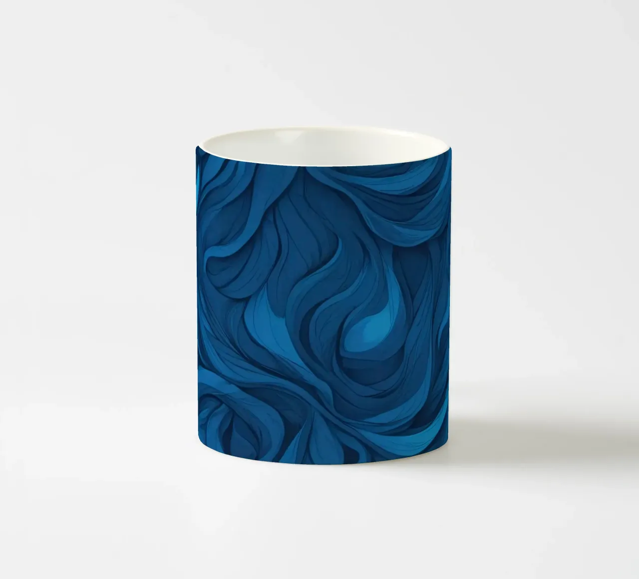 Blauwe golven in een abstract achtergrondontwerp keramische mok van DesignDoodle
