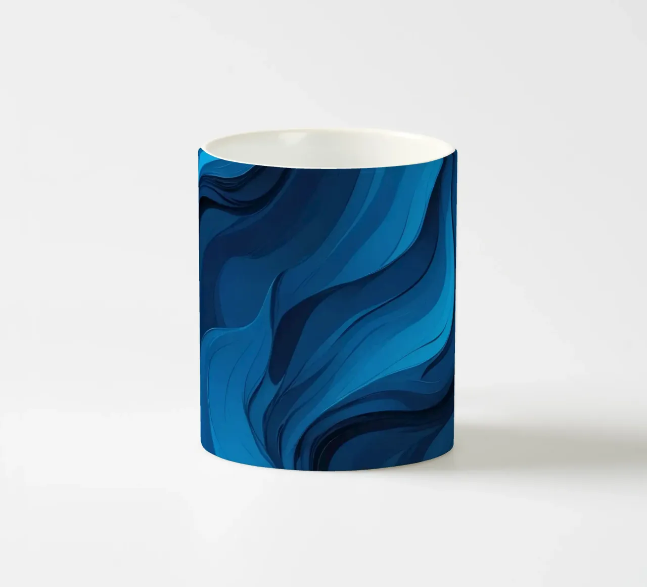 Dynamische blaue Wellen bilden einen abstrakten, fließenden Hintergrund Keramik Tasse von DesignDoodle