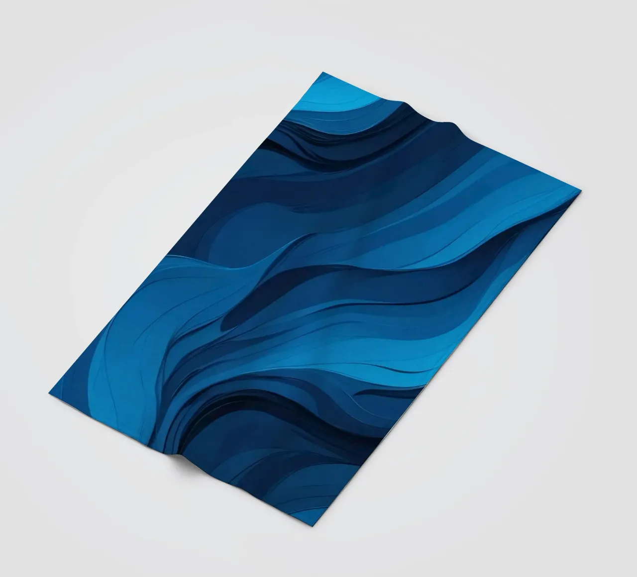 Dynamische blaue Wellen bilden einen abstrakten, fließenden Hintergrund Fleecedecke von DesignDoodle