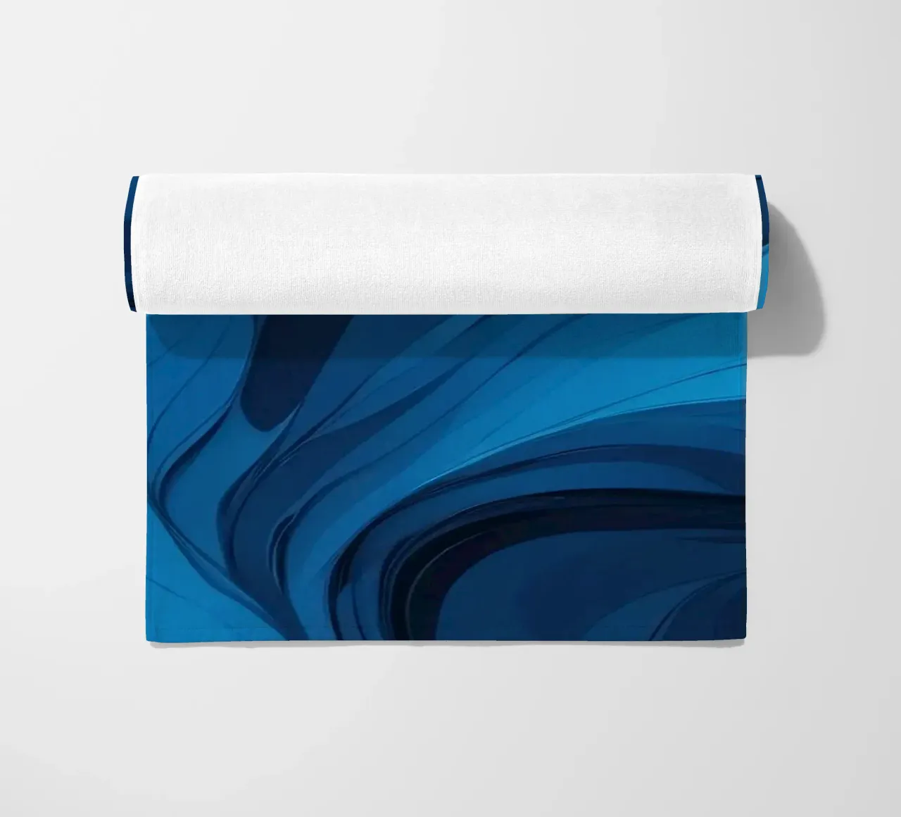 Des vagues bleues dynamiques créent un arrière-plan abstrait qui s'écoule serviette de plage de DesignDoodle