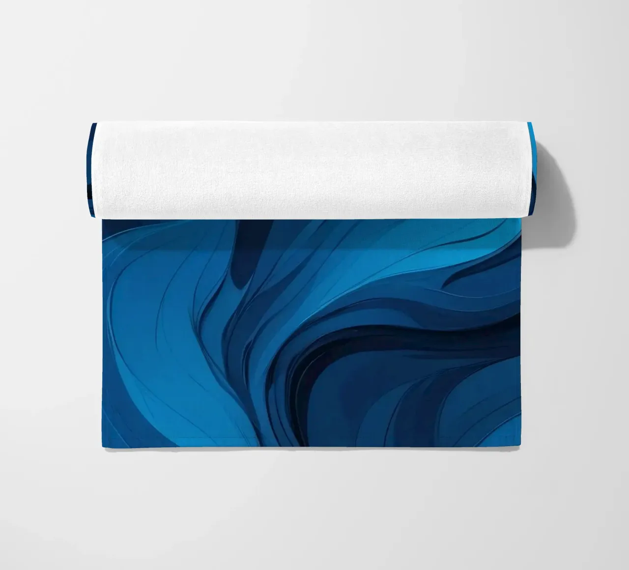 Des vagues bleues dynamiques créent un arrière-plan abstrait qui s'écoule serviette de plage de DesignDoodle
