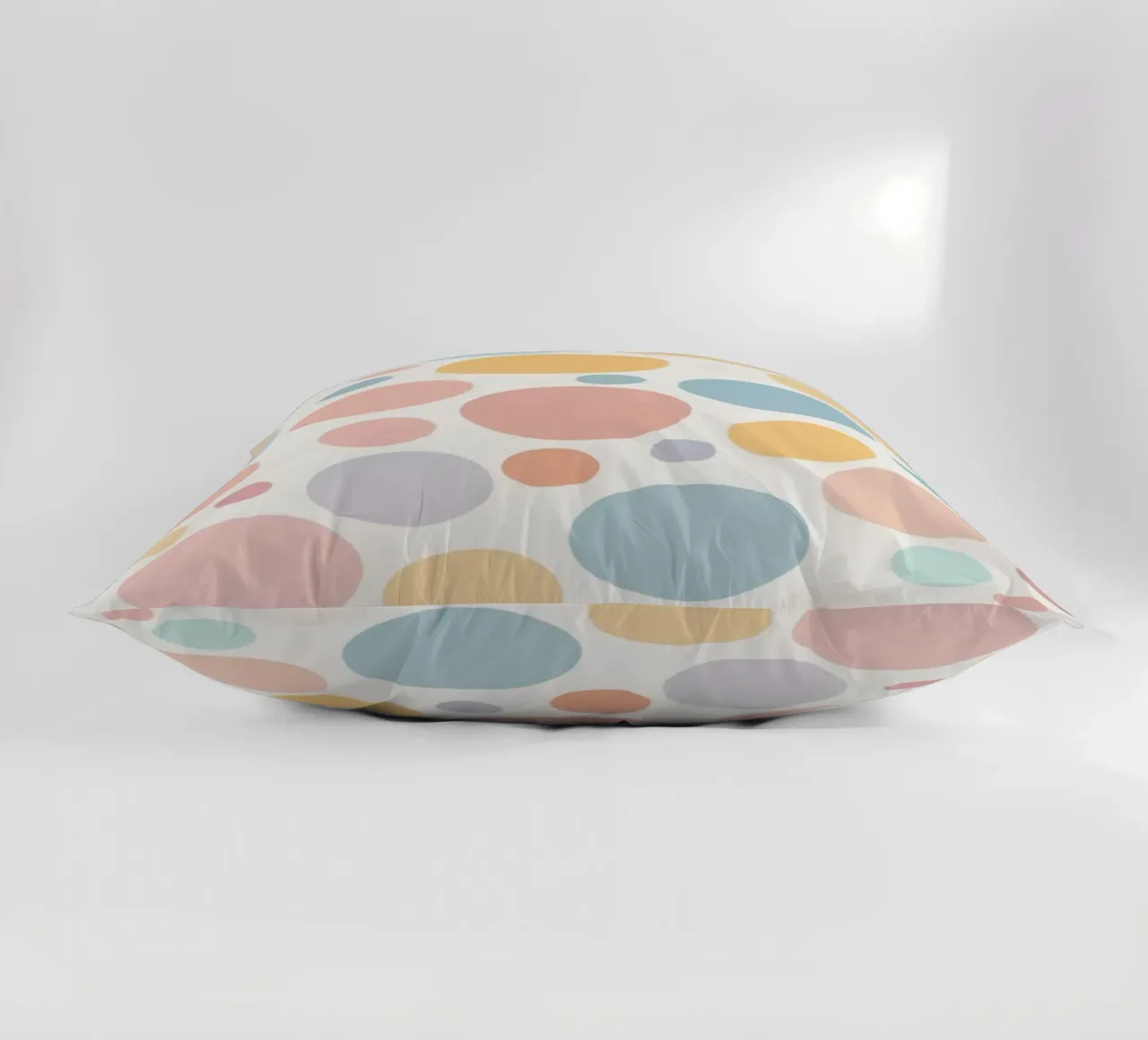 circles create a soothing  pastel background Kissen von DesignDoodle