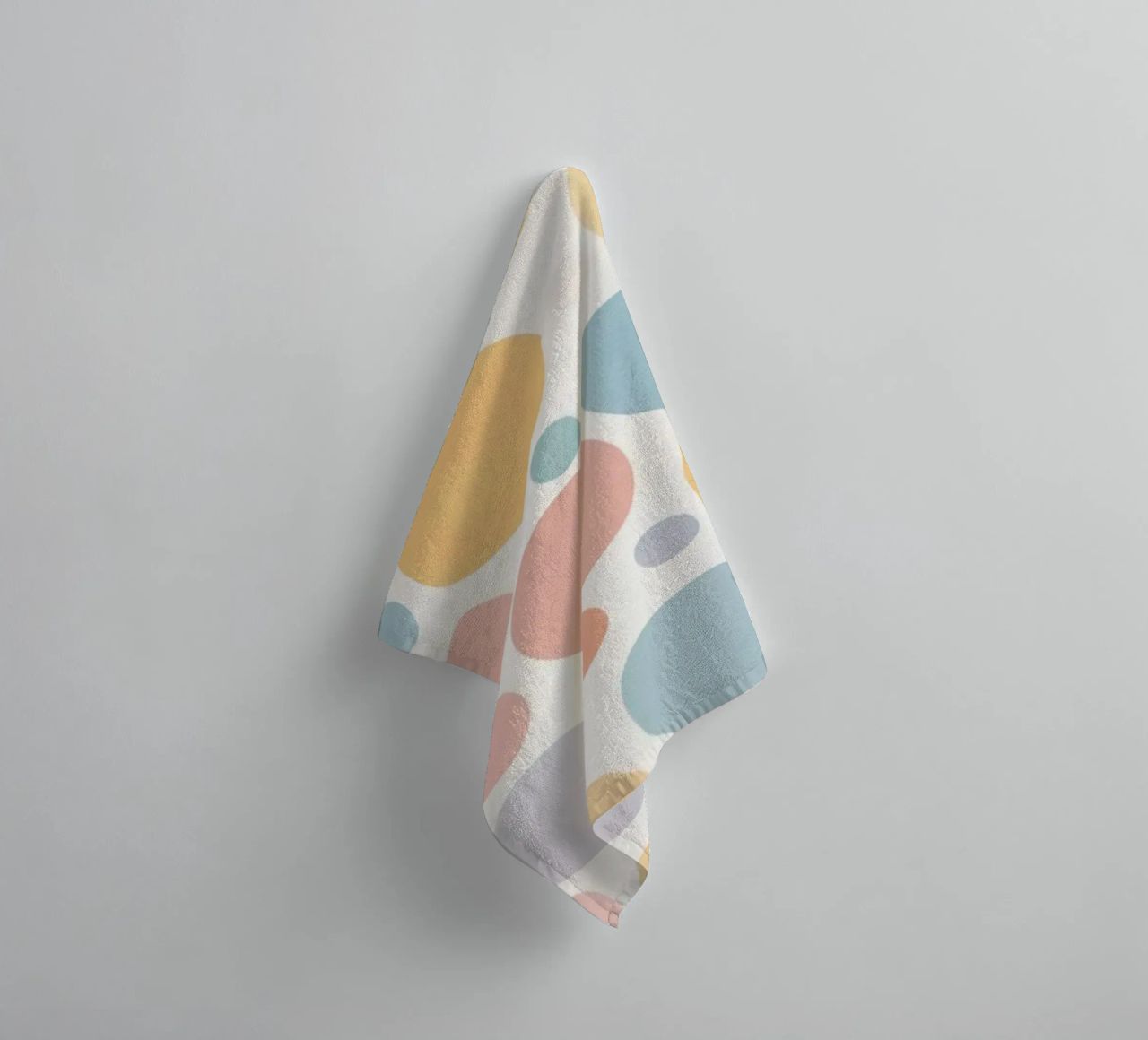 circles create a soothing  pastel background asciugamano da bagno da DesignDoodle