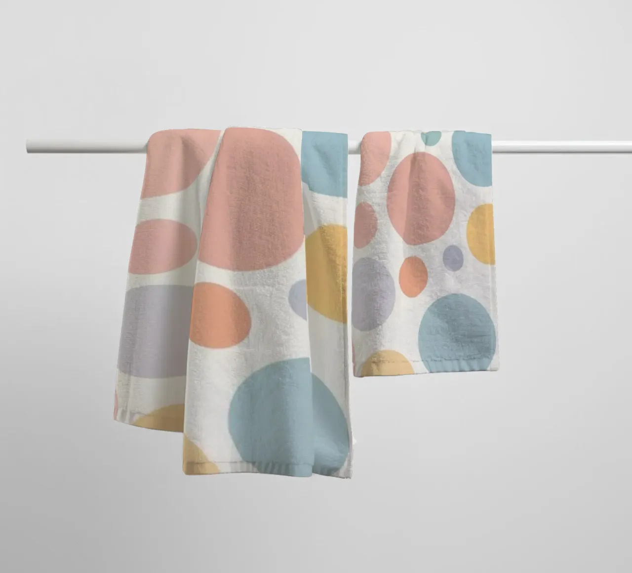 circles create a soothing pastel background asciugamano da bagno da DesignDoodle