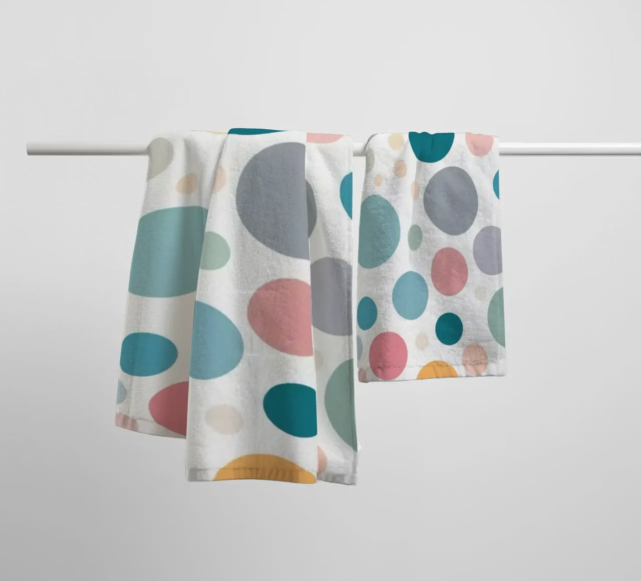 Kreise schaffen ein lebendiges Tapetendesign mit weichen Tönen Handtuch von DesignDoodle