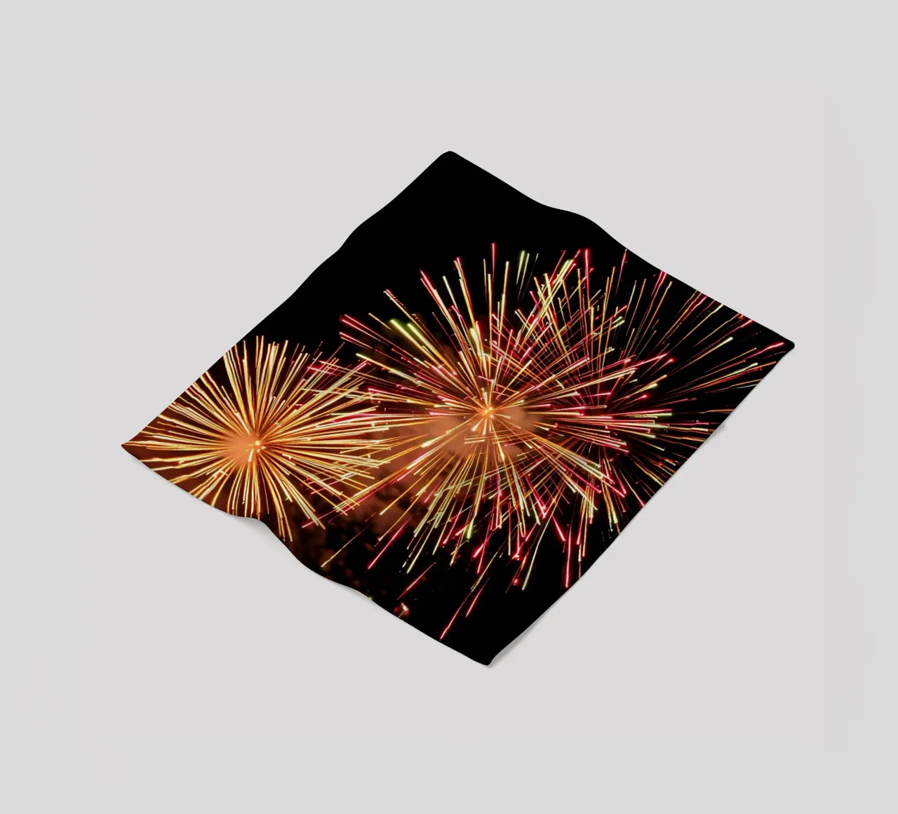 i fuochi d'artificio illuminano il cielo notturno in un'esibizione spettacolare coperta in pile da DesignDoodle