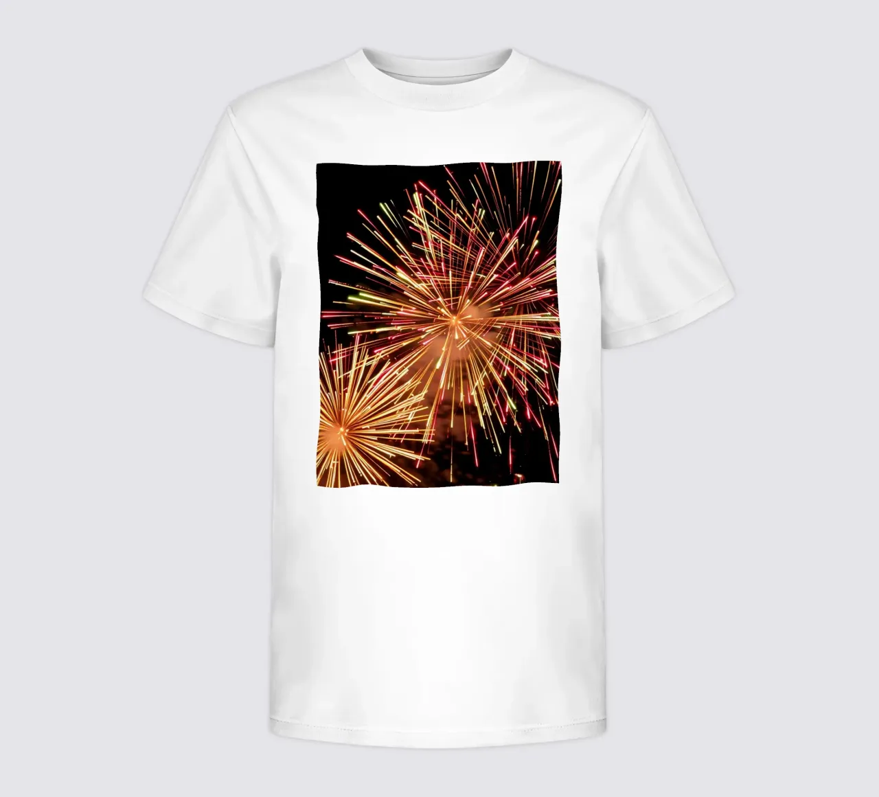 les feux d'artifice illuminent le ciel nocturne dans un spectacle grandiose t-shirt enfant de DesignDoodle