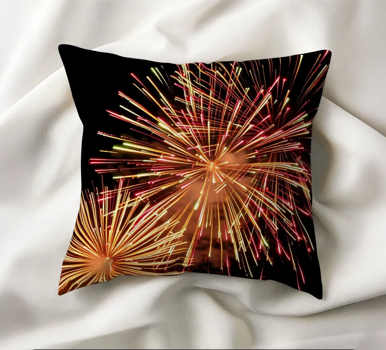 i fuochi d'artificio illuminano il cielo notturno in un'esibizione spettacolare cuscino da DesignDoodle