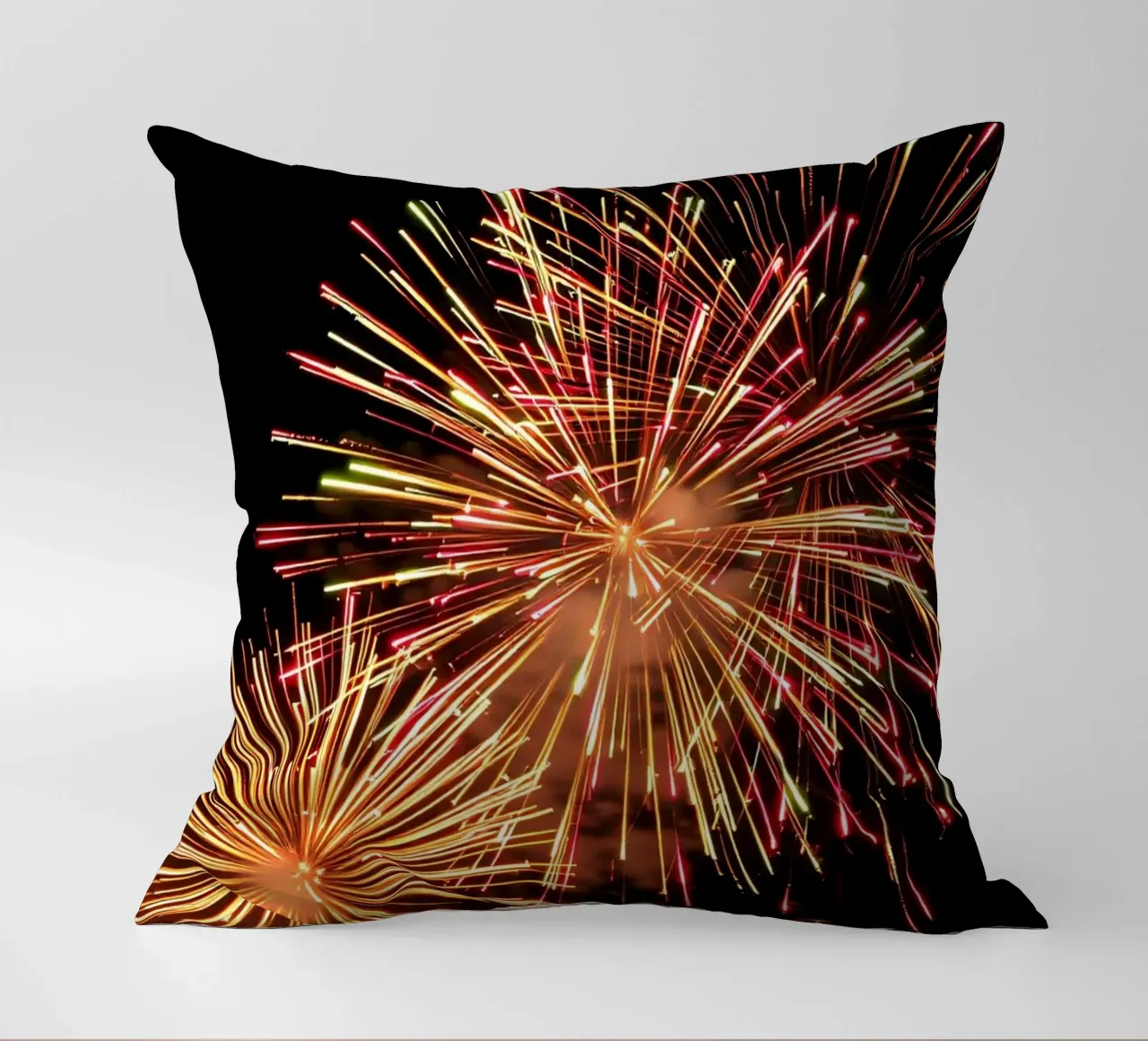 i fuochi d'artificio illuminano il cielo notturno in un'esibizione spettacolare cuscino da DesignDoodle