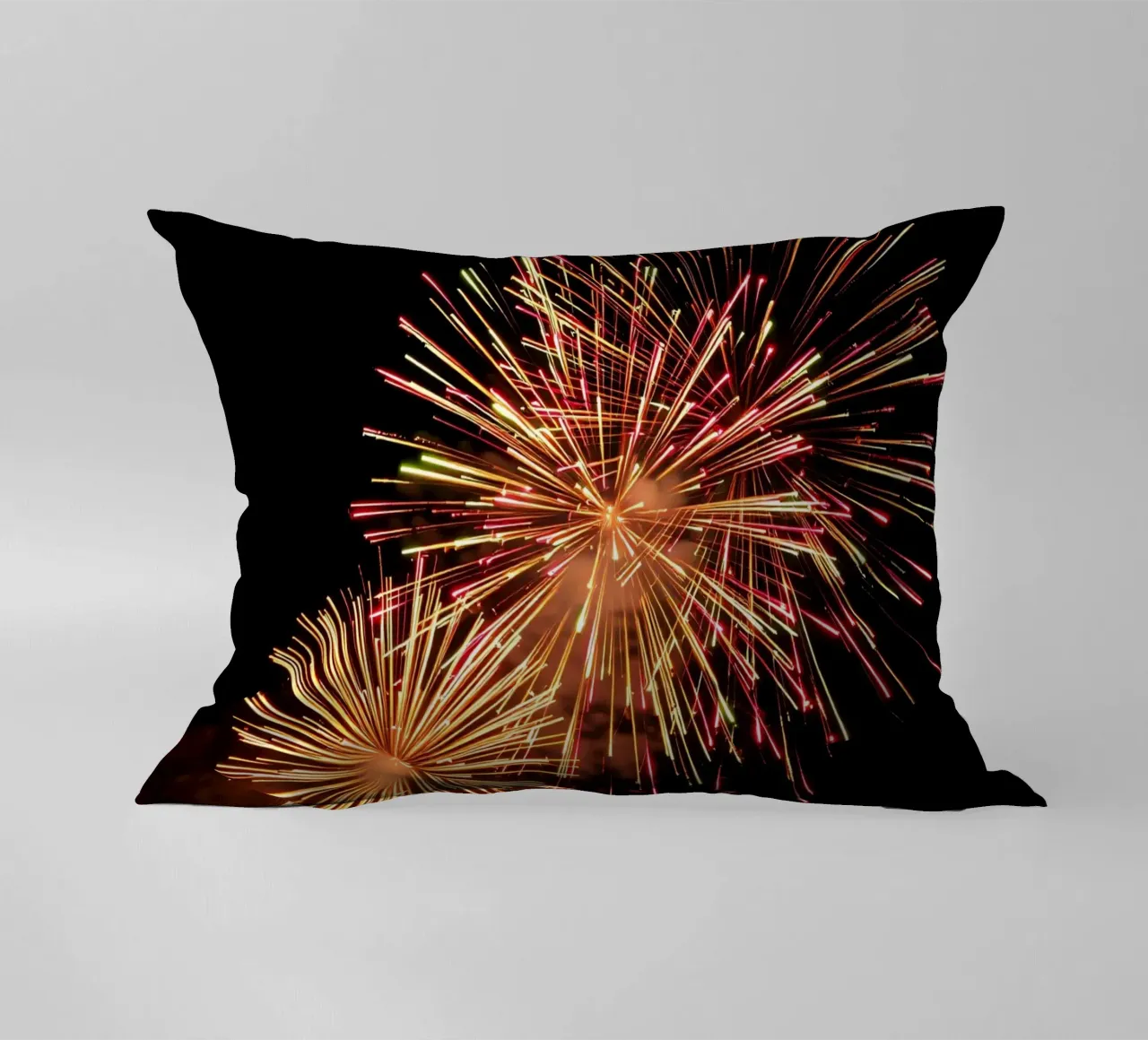 i fuochi d'artificio illuminano il cielo notturno in un'esibizione spettacolare cuscino da DesignDoodle