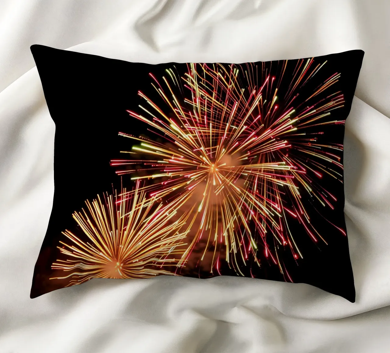 i fuochi d'artificio illuminano il cielo notturno in un'esibizione spettacolare cuscino da DesignDoodle