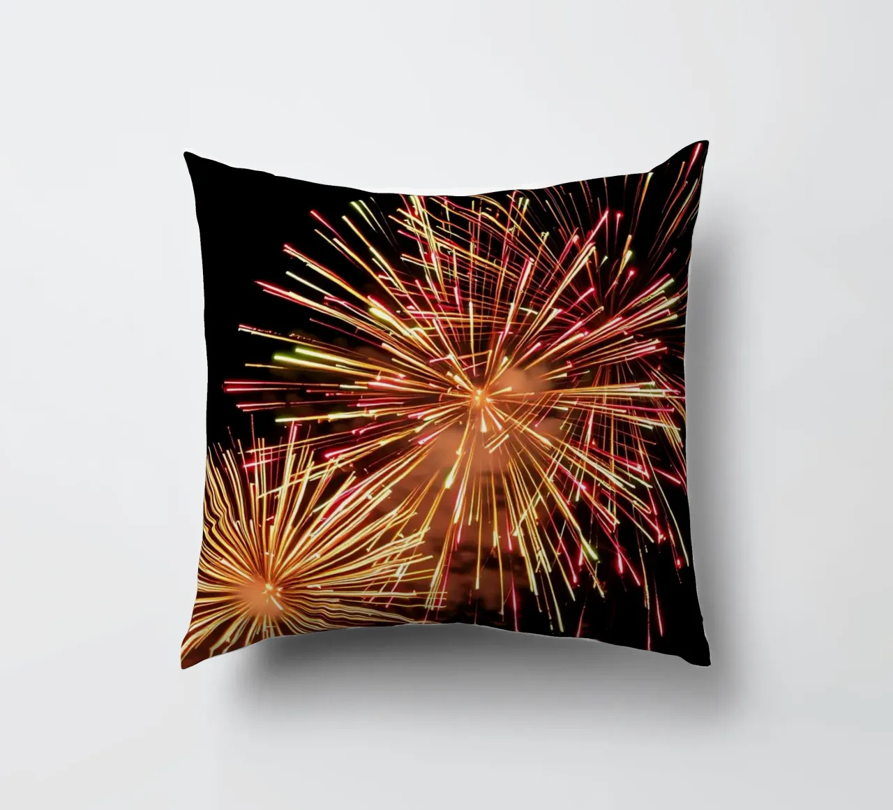 i fuochi d'artificio illuminano il cielo notturno in un'esibizione spettacolare cuscino da DesignDoodle