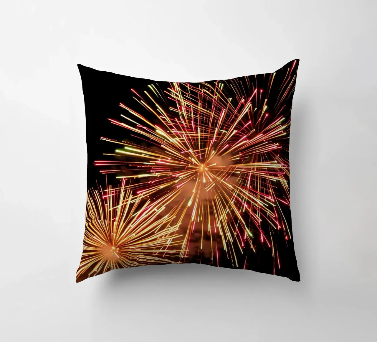 i fuochi d'artificio illuminano il cielo notturno in un'esibizione spettacolare cuscino da DesignDoodle